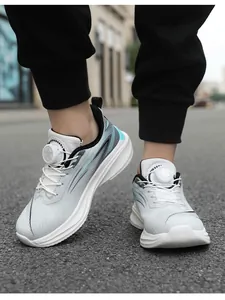 Gros plan sur des baskets d'été respirantes pour hommes avec boucle rotative