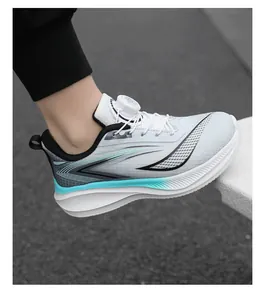 Détail de baskets blanches respirantes pour hommes avec accents bleus et boucle rotative