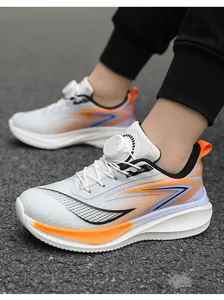 Gros plan de chaussures de sport blanches respirantes avec détails orange et cadran.