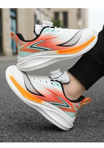 Vue latérale détaillée de chaussures de sport respirantes avec dégradé orange vif