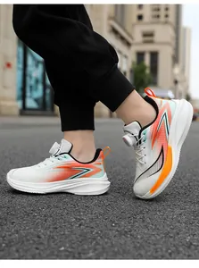 Vue détaillée de chaussures de sport respirantes pour hommes avec dégradé orange et laçage à bouton