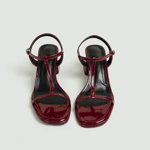 Bovenaanzicht van elegante bordeauxrode laklederen T-strap sandalen met een stevige blokhak.