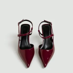 Vista dettagliata dall'alto di eleganti scarpe bordeaux con tacco a spillo da 7 cm.