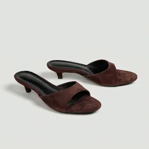 Elegantes sandalias de ante marrón con tacón de gatito y diseño de punta abierta de mujer
