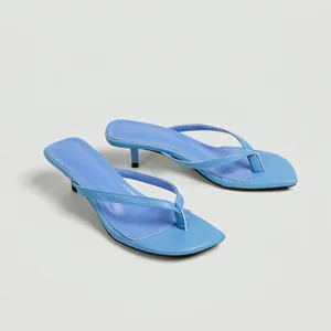 Elegantes sandalias de dedo azul cielo con tacones bajos tipo kitten y diseño de punta cuadrada