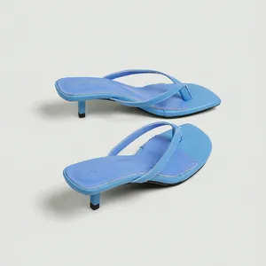 Primer plano de elegantes sandalias de dedo azul claro con tacón bajo y diseño sencillo