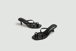 Eleganti sandali neri infradito a punta quadrata con tacco gattino e cinturini in vernice