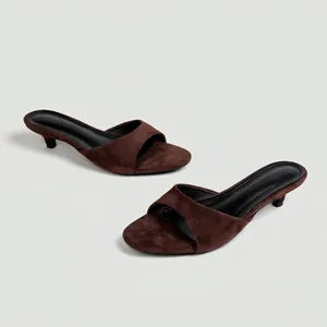 Elegantes mules de gamuza marrón estilo francés con tacón de aguja bajo para mujer