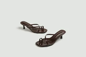 Eleganti sandali in vernice marrone con tacco a gattino, punta quadrata e infradito.