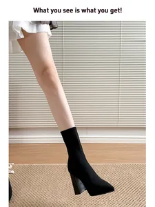 Detailansicht schwarzer Strick-Sockenstiefel mit spitzer Kappe und Blockabsatz.