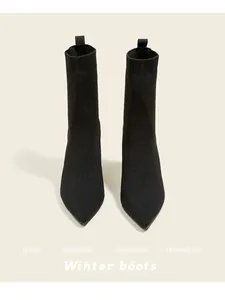 Vorderansicht eleganter schwarzer Strick-Sockenstiefel mit stilvollem spitzem Design
