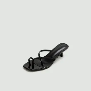 Eleganti sandali neri a punta quadrata con tacco a gattino e design minimalista per donna