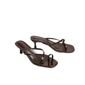 Eleganti sandali infradito marroni a punta quadrata con tacco gattino per donna