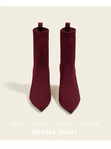 Elegante weinrote gestrickte Sockenstiefel für Damen mit spitzer Zehenpartie und Stretch-Design
