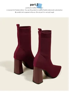 Detailansicht eleganter weinroter Strick-Sockenstiefel mit spitzer Kappe und Blockabsatz