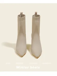 Vorderansicht der beigen Strick-Sockenstiefel mit spitzer Kappe und elastischem Material