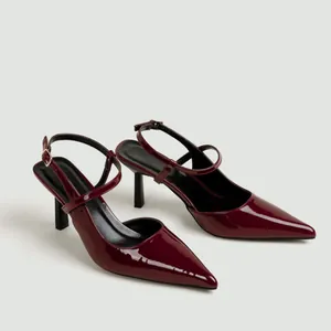 Vista dettagliata di eleganti décolleté slingback in vernice bordeaux con punta affusolata