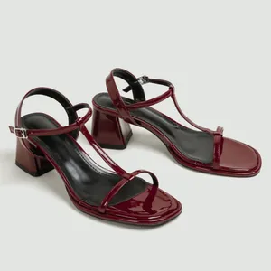 Elegante bordeauxrode lakleren sandalen met blokhak en een verstelbare enkelband met gesp