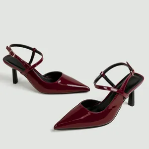 Dettaglio laterale delle slingback in vernice bordeaux con punta affilata e tacco 7 cm