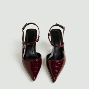 Vista dall'alto di eleganti décolleté slingback bordeaux con stampa coccodrillo a punta