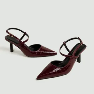 Eleganti décolleté slingback bordeaux con stampa coccodrillo, punta e tacco 7cm