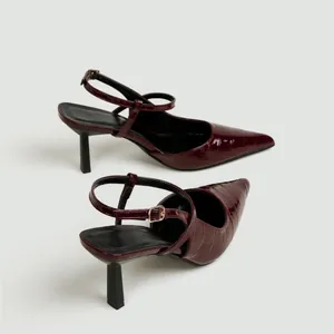 Dettaglio décolleté slingback bordeaux effetto coccodrillo con tacco sottile da 7 cm