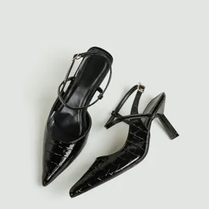 Dettaglio di décolleté slingback nere effetto coccodrillo con un tacco a spillo da 7cm
