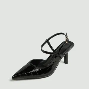 Dettaglio laterale décolleté slingback nere effetto coccodrillo con tacco a spillo 7cm
