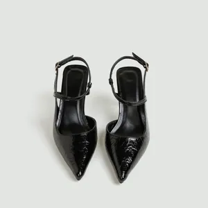 Eleganti décolleté slingback nere a punta con trama lucida e tacco a spillo da 7 cm.