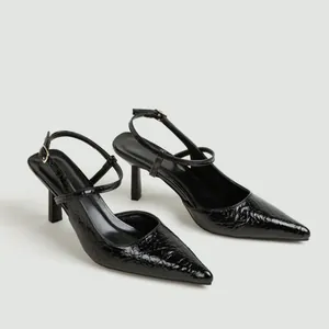 Vista dettagliata dei tacchi slingback neri a punta da 7 cm con trama increspata