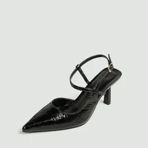 Dettaglio décolleté slingback in pelle stropicciata nera con tacco di 7 cm