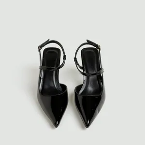 Vista dall'alto di eleganti scarpe slingback in pelle verniciata nera a punta fine