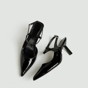 Dettaglio scarpe slingback nere lucide con tacco 7 cm e punta stretta