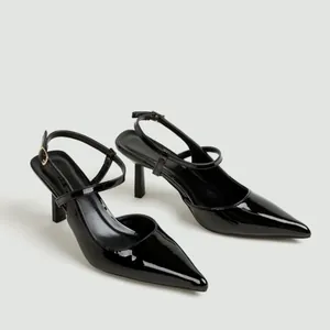 Dettaglio di décolleté slingback in pelle verniciata nera con punta e tacco a spillo 7cm.