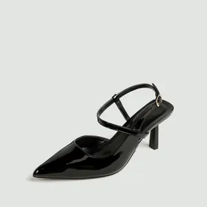 Dettaglio di décolleté slingback nere in vernice a punta con tacco a spillo da 7 cm.