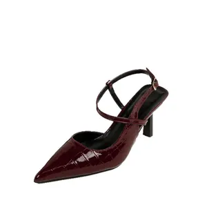 Eleganti décolleté a punta bordeaux con tacco a spillo 7cm e motivo coccodrillo