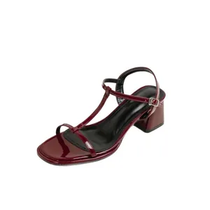 Elegante bordeauxrode laklederen sandalen met blokhak, T-bandje en vierkante neus