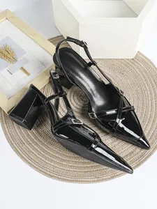 Eleganti décolleté slingback in vernice nera con punta affusolata e tacco largo