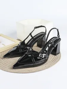 Dettaglio di décolleté slingback a punta in pelle verniciata nera lucida con tacco largo
