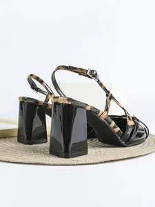 Vista dettagliata dei sandali slingback con tacco largo e stampa leopardata