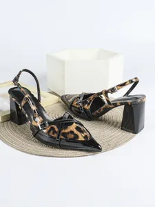 Vista dettagliata delle décolleté slingback leopardate a punta con comodo tacco largo