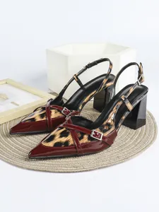 Décolleté slingback a punta con stampa leopardata e finiture in vernice bordeaux.