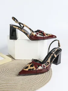 Eleganti décolleté slingback a punta leopardate in vernice bordeaux con tacco largo