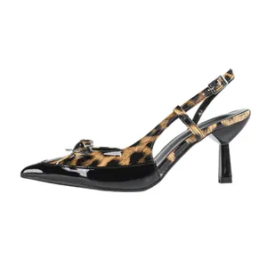 Stijlvolle slingback pumps met luipaardprint, puntige neus en chique strikdetail