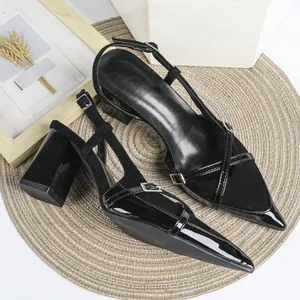 Eleganti scarpe nere con tacco alto a punta e cinturino posteriore in finto camoscio