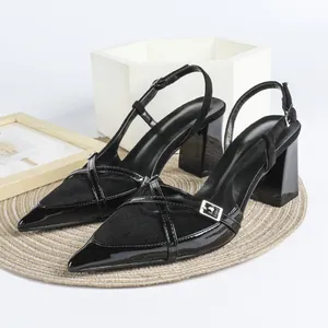 Sandali slingback a punta con tacco largo in pelle scamosciata e vernice nera per donna