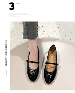 Gedetailleerd overzicht van zwarte Mary Jane flats met elegante zilveren strikjes.