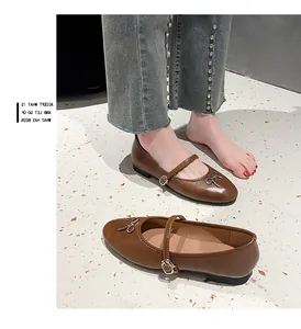 Gedetailleerd overzicht van bruine Franse Mary Jane platte schoenen met een strik