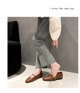 Elegante bruine Mary Jane flats in Franse stijl met decoratief strikje gedragen door model