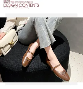 Elegante bruine Mary Jane flats in Franse stijl met strik gedragen door een zittend model
